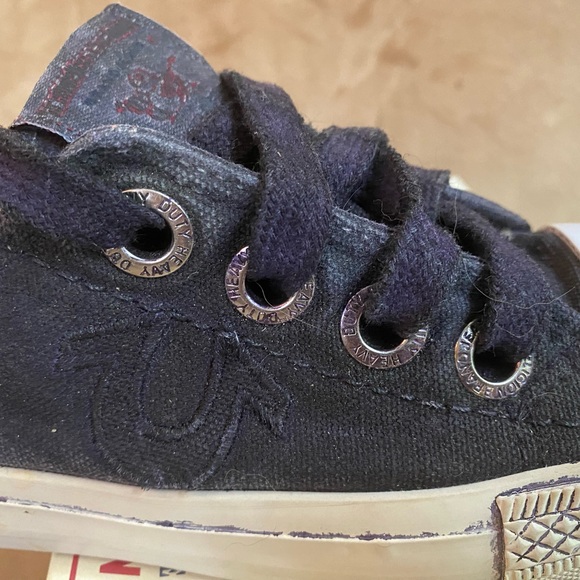 True Religion kid’s sneakers NEW 59$ USD says size 6 but fits like 5 - Picture 6 of 8